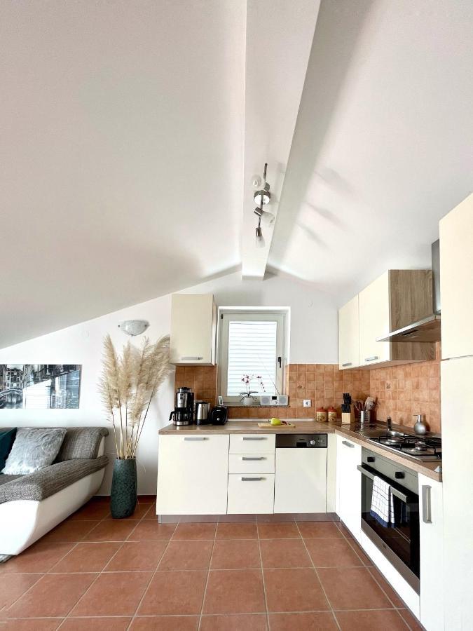 Apartment Lady Daniela Mit Meerblick In 로브란 외부 사진