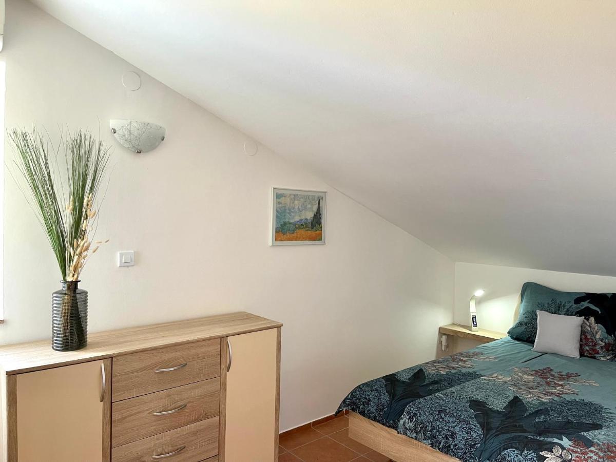 Apartment Lady Daniela Mit Meerblick In 로브란 외부 사진